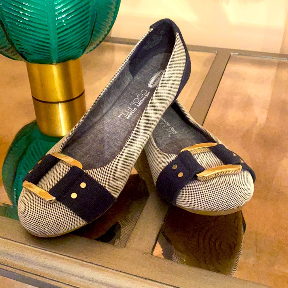 Super cute buckle flats! 💙